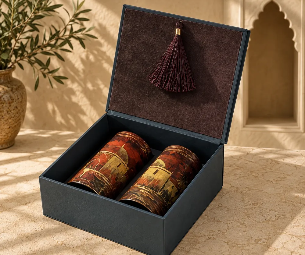 Coffret de deux bougies décorées à la main dans une boîte à pompon